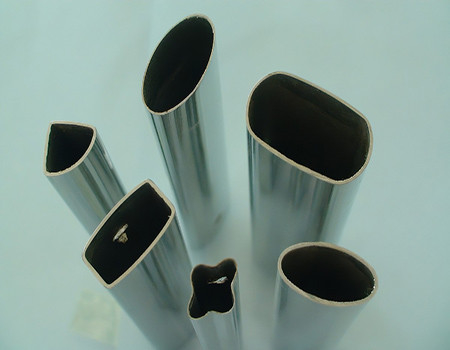 L'hexagone a formé la section ovale de triangle de tube de tuyau d'acier légèrement huilée