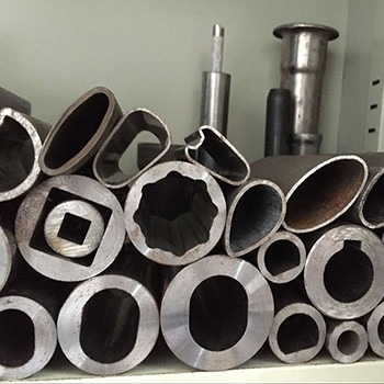L'hexagone a formé la section ovale de triangle de tube de tuyau d'acier légèrement huilée